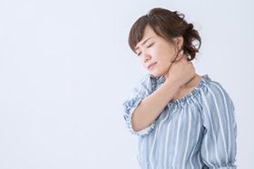 首が痛い女性